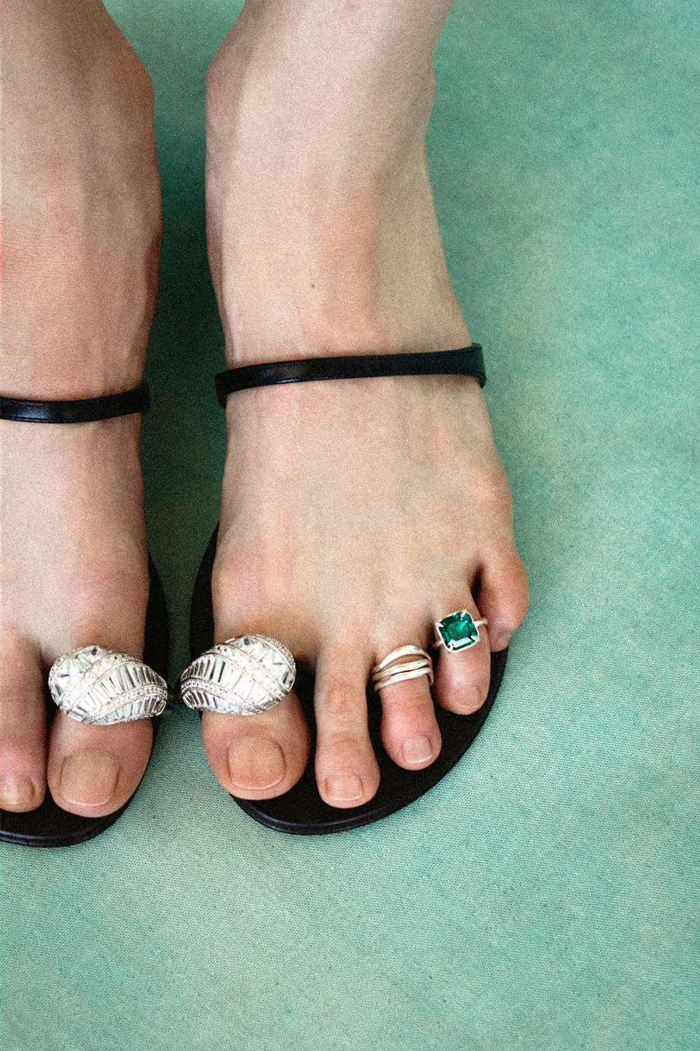 Caprice Crystal Toe Ring Emerald - Image 3